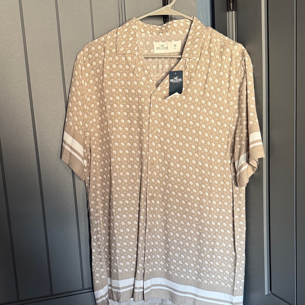 Hollister Beige Short-Sleeve Button-Front Shirt with White Stripe Accents
